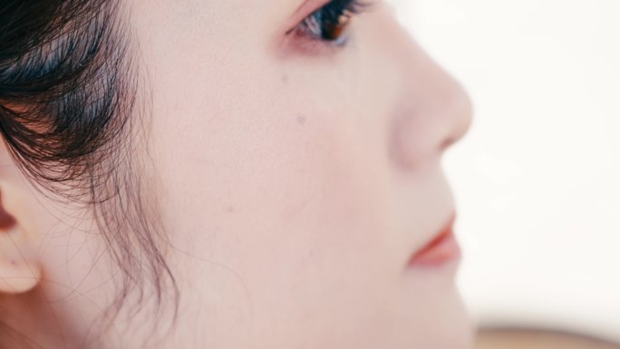 正在化妆的女子脸部特写