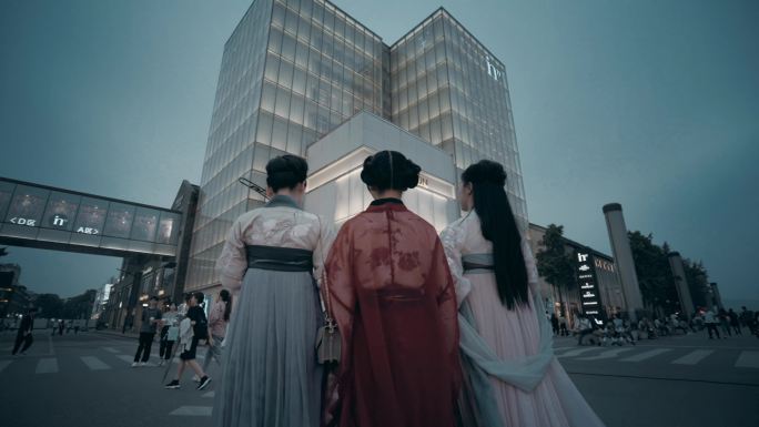 汉服女子走在杭州湖滨步行街