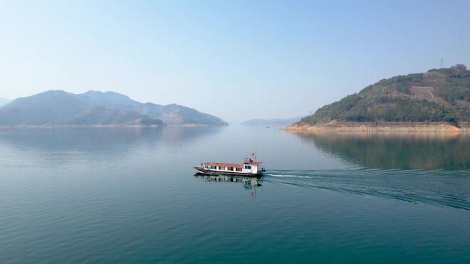 4K航拍 万峰湖湖上船舶