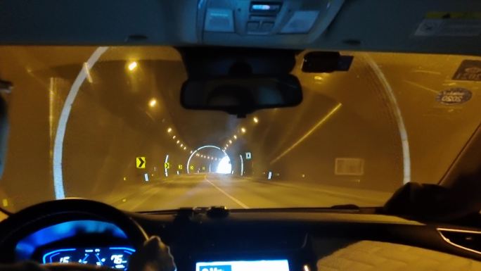 高速公路隧道穿梭开车驾驶主观视角