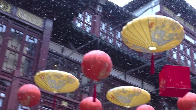 仿古建筑漫天飞雪新年灯笼装饰摇游客