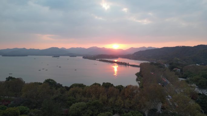 夕阳下的霞光倒映的美丽杭州西湖
