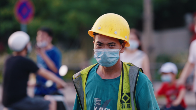 建筑工人坚定目光眼神城市建设者