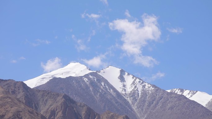新疆昆仑山脉雪山