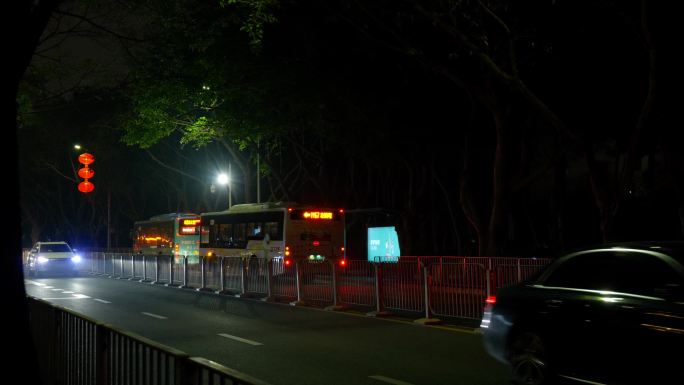 夜间行驶的公交车，红绿灯路口的公交巴士