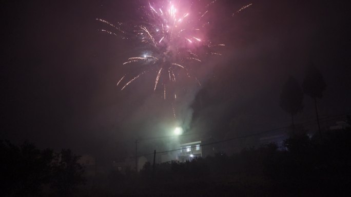 乡村过年夜空烟花