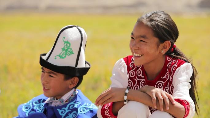 新疆牧民孩子草场牧羊户外上课玩耍