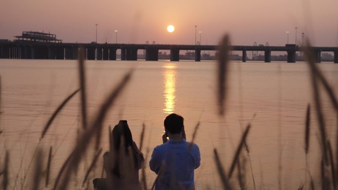 夕阳日落下的情侣背影