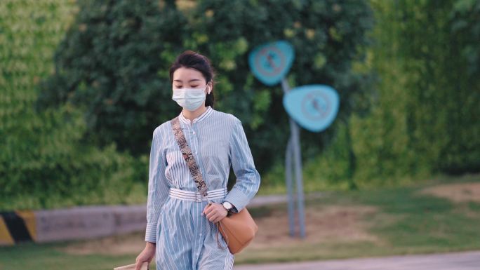 下班回家路上的戴耳机听音乐的女子都市白领