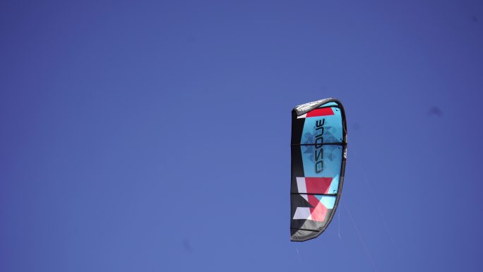 天空里的滑翔伞