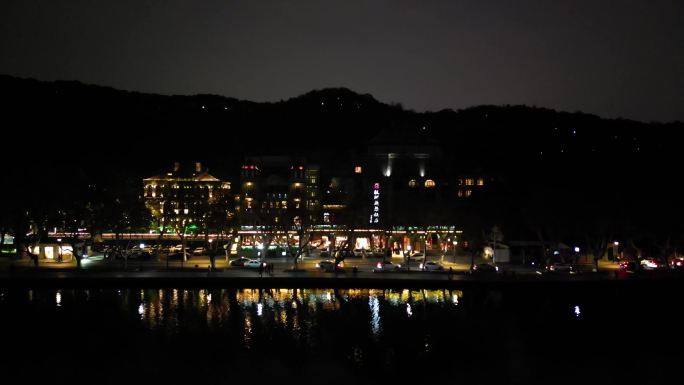 杭州西湖夜景，岸边万家灯火通明