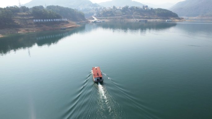 4K航拍 万峰湖货运轮渡