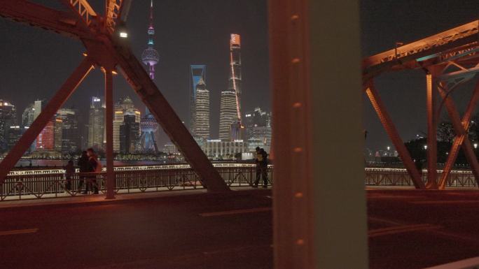 上海外滩苏州河畔外白渡桥夜景人流