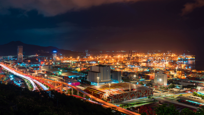 深圳盐田港货轮靠岸船舶停靠装货夜景延时