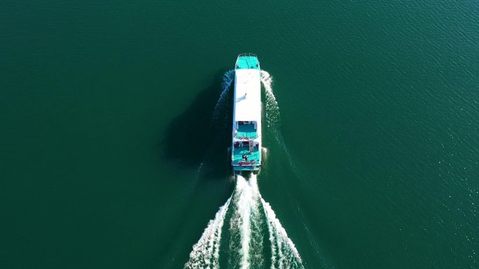 航拍郴州资兴东江湖上行驶的游船