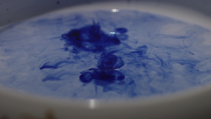 【4K灰度】蓝色墨水滴入水中升格