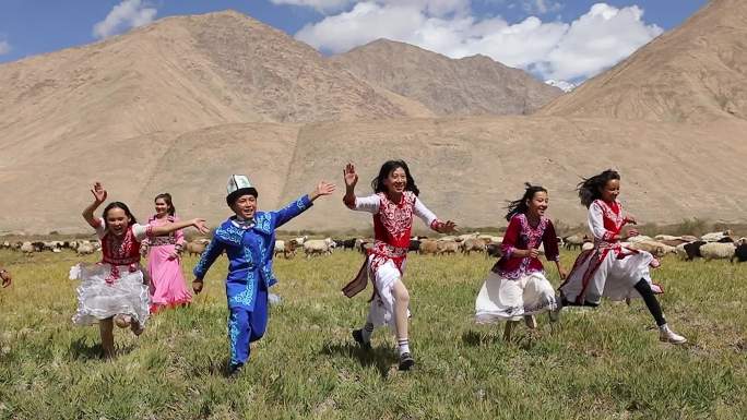 新疆牧民孩子草地奔跑草场牧羊玩耍7