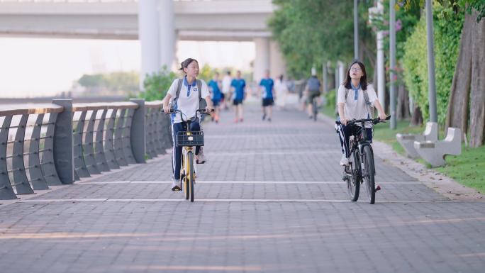 放学后在公园骑自行车回家的学生