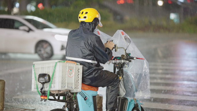 雨夜开车 路上行人 车辆行驶