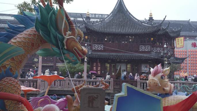 上海豫园神兽灯会飞雪游园的人摇