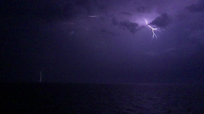 夜晚 海面 闪电击中大海 电闪雷鸣