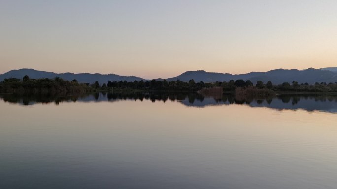 湖边落日余晖水面光影