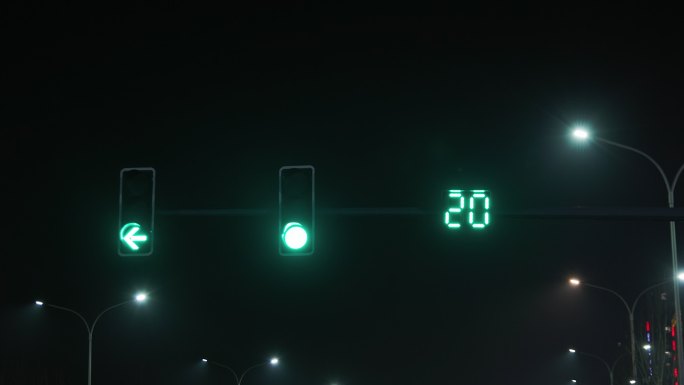 4K夜晚的红绿灯倒计时特写