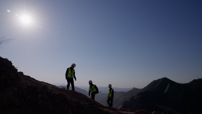 登山团队团队手拉手齐心协力一起前进登山顶