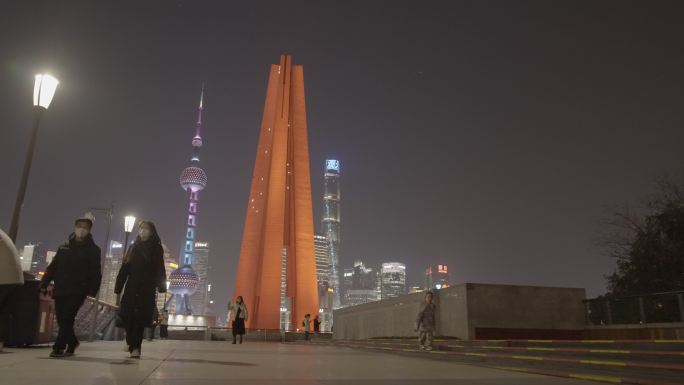 上海外滩苏州河畔外人民英雄纪念碑夜景人流