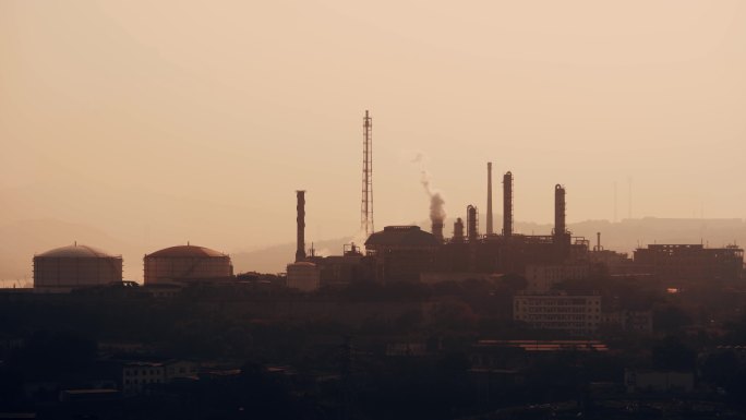 浓烟滚滚空气污染工业化工厂剪影