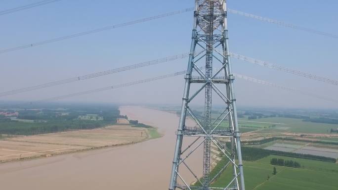 2.7K航拍垮黄河高压电塔电网检修维护4
