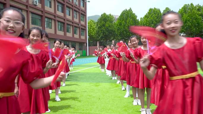 小学生 挥舞旗帜