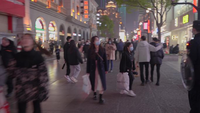 回归火爆的武汉江汉路步行街夜市