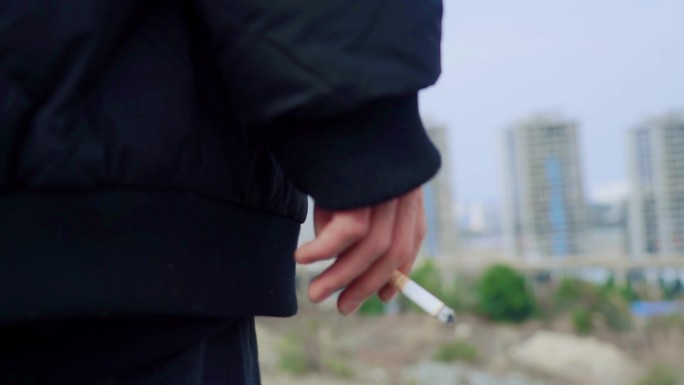 一个人站在山顶抽烟吸烟有害健康孤独身影