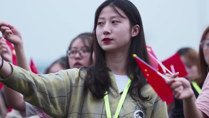 大学美女挥动小红旗美女志愿者