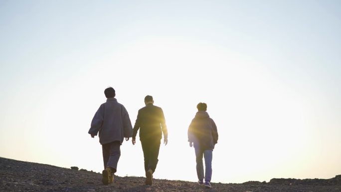 一群人成功登顶团队行走登山脚步