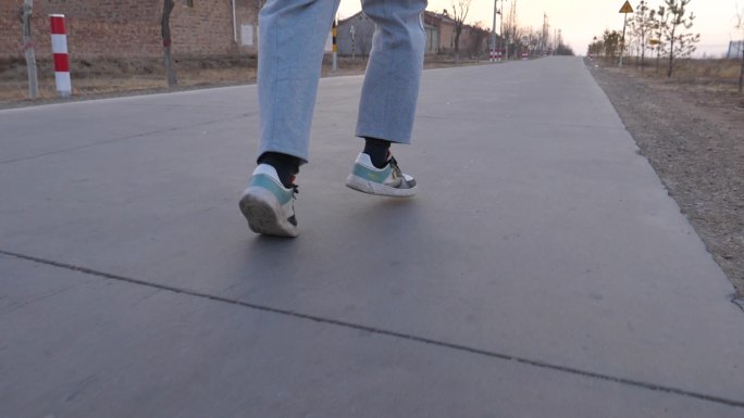 农村硬化路上奔跑【慢动作】