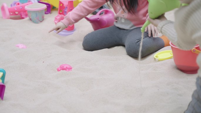 儿童乐园沙坑玩沙子