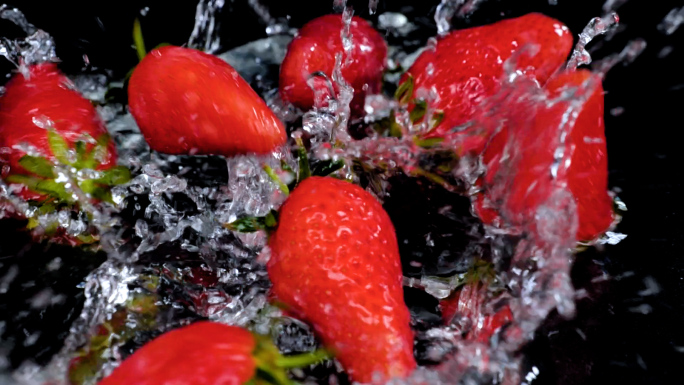 草莓生长水果草莓创意拍摄落水