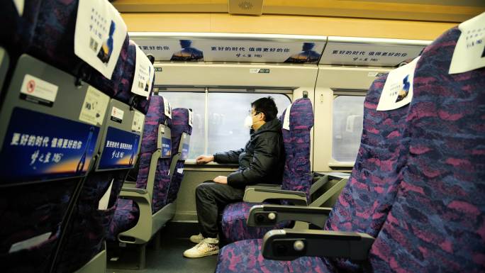 男子独自一人乘坐高铁