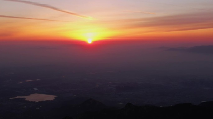 冬日泰山日出延时 航拍山顶升旗游客