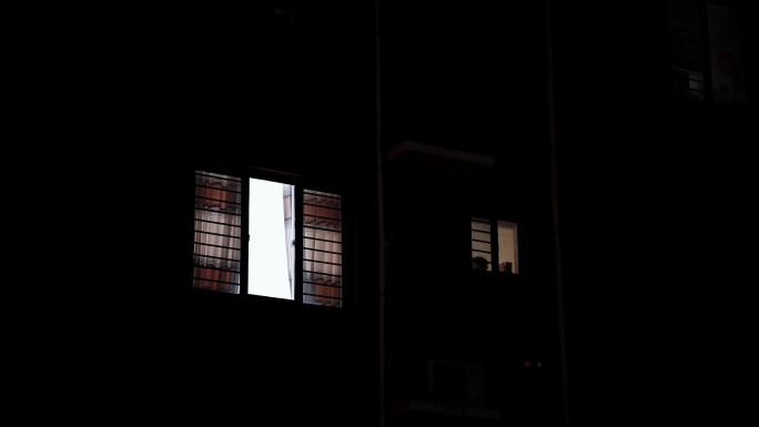 夜晚小区亮灯的窗户