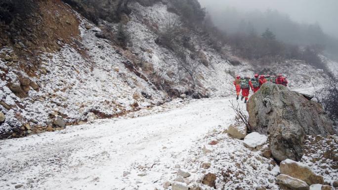 甘孜森林消防雪地行进