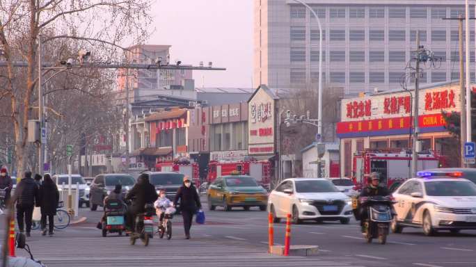 城市繁忙人来人往城市日出奋斗的人上下班路