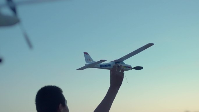 海边学生与教师的航模课程