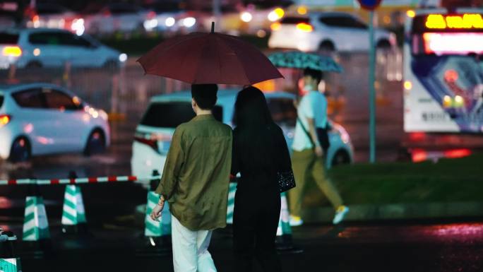 下雨暴雨大雨城市撑伞上班族白领人群劳动者