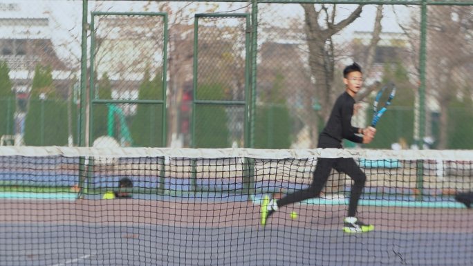 网球少年 打网球 打球