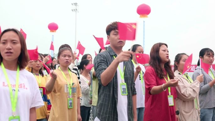 挥动小红旗大学生活动现场