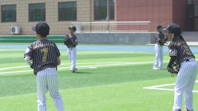 棒球练习 学生打棒球