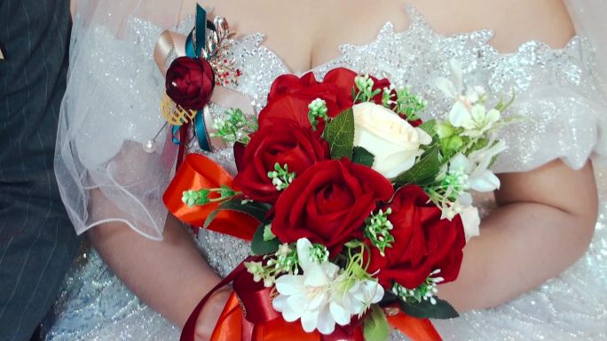 新娘手里的红色玫瑰花手捧花
